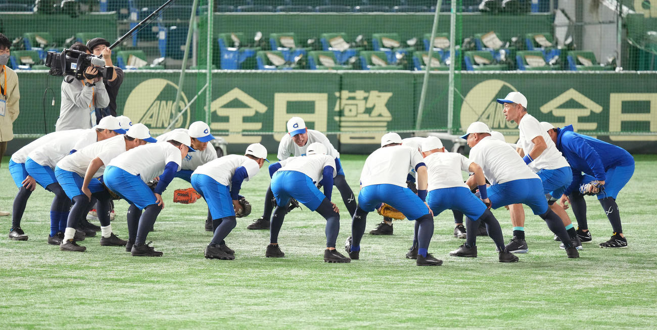イチロー選抜対高校野球女子選抜　試合前の練習中に円陣を組み、声出しをするイチロー氏（右から2人目）（撮影・菅敏）