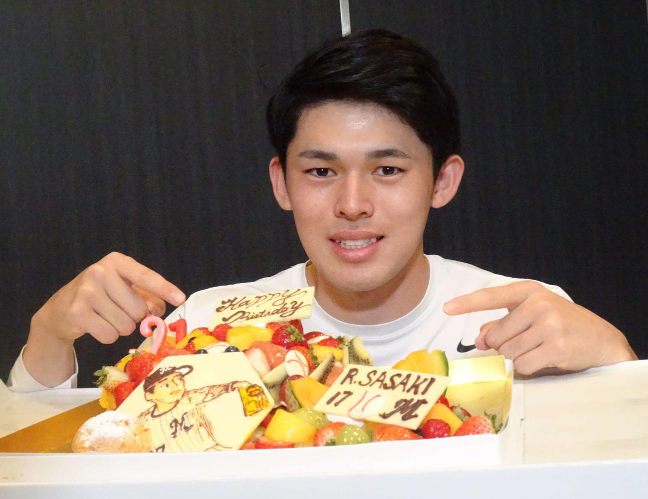 21歳の誕生日に報道陣からケーキを贈られたロッテ佐々木朗