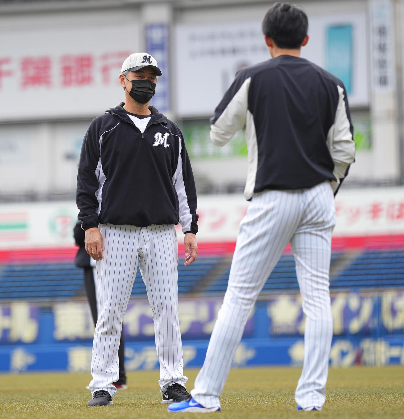ロッテ佐々木朗（右）に声をかける吉井監督（2022年11月1日）