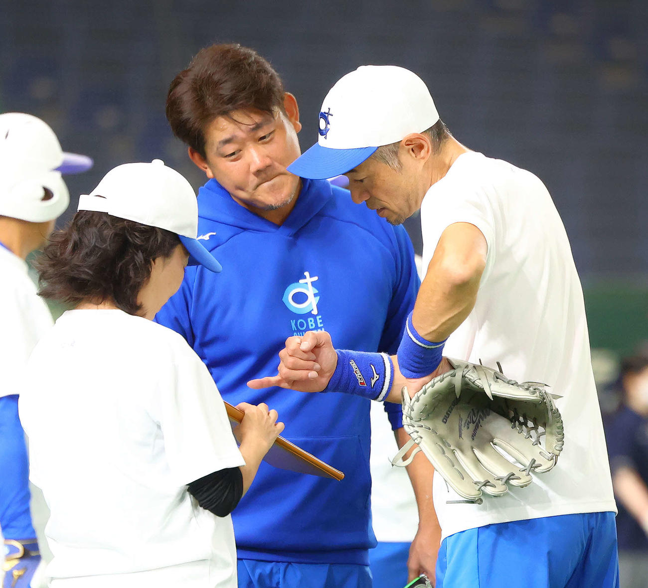 イチロー選抜対高校野球女子選抜　予定表を確認するイチロー氏（右）と松坂氏（撮影・河田真司）
