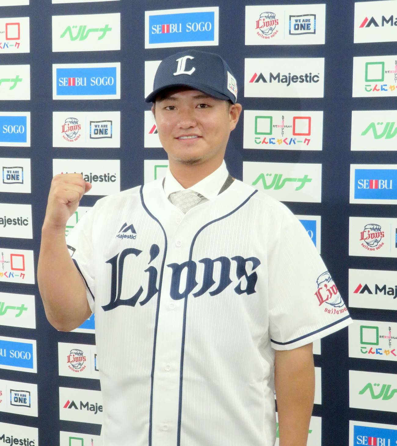 約1年2カ月ぶりに西武のユニホームを着て意気込む佐藤龍世（撮影・鎌田直秀）