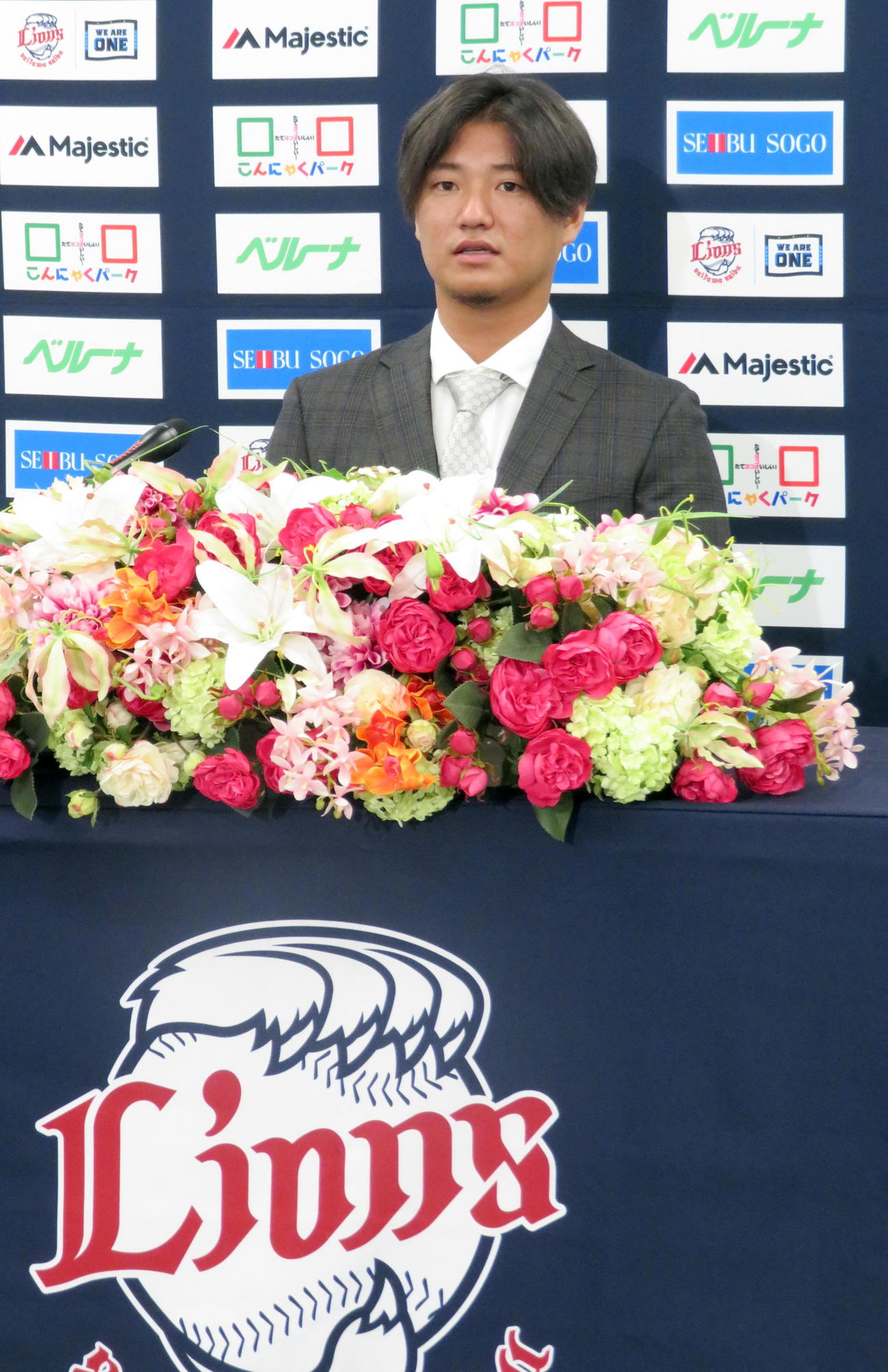 西武復帰会見を行う佐藤龍世（撮影・鎌田直秀）