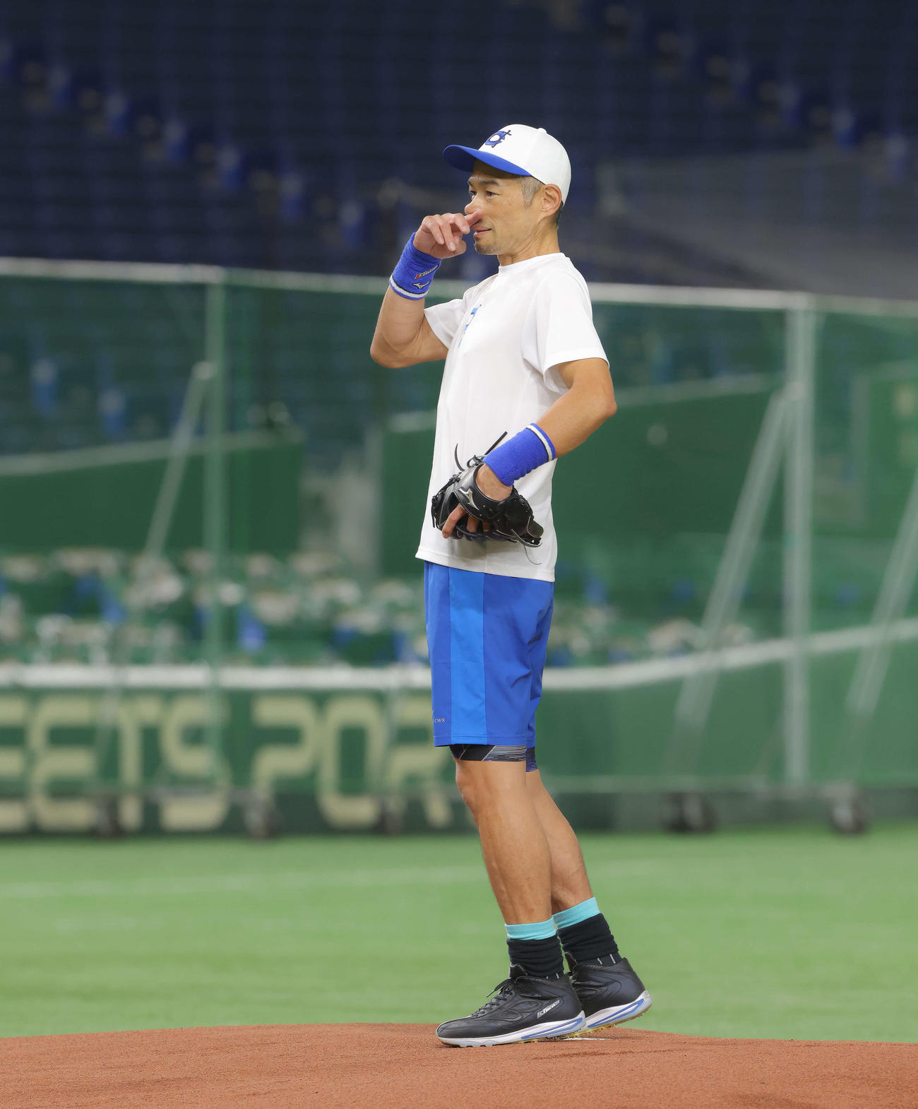 イチロー選抜対高校野球女子選抜　試合前、マウンドに上がるイチロー氏（撮影・河田真司）