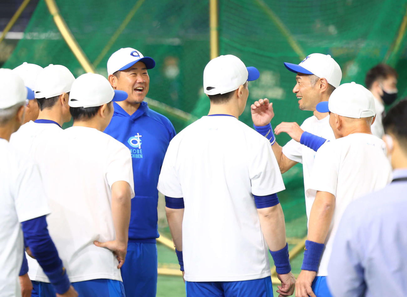 イチロー選抜対高校野球女子選抜　練習開始前にメンバーと言葉を交わす松坂氏（後方左）とイチロー氏（撮影・河田真司）
