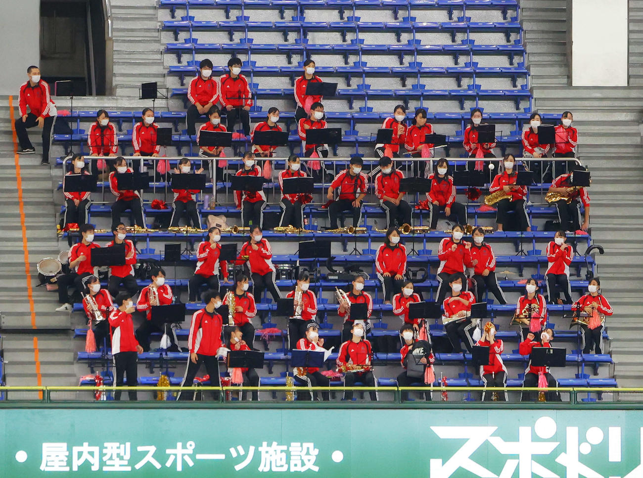 イチロー選抜対高校野球女子選抜　試合前、打撃練習するイチロー氏の球をよける東海大高輪台高吹奏楽部（撮影・河田真司）