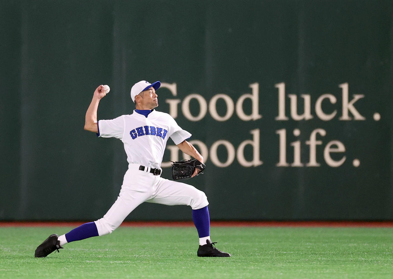 イチロー選抜対高校野球女子選抜　試合前、投球練習をするイチロー氏（撮影・狩俣裕三）