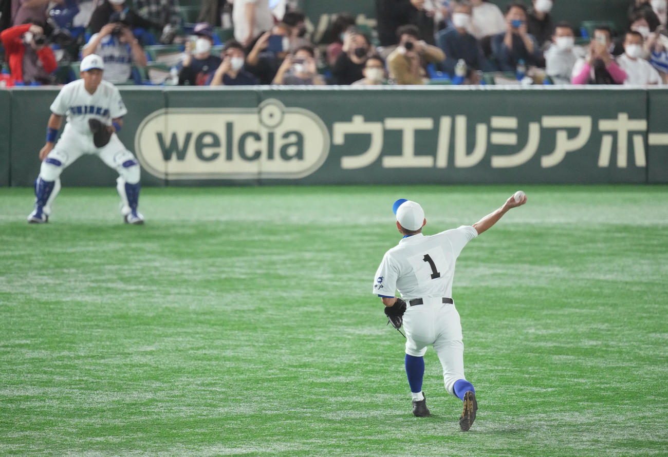 イチロー選抜対高校野球女子選抜　試合前、キャッチボールをするイチロー氏（右）（撮影・菅敏）