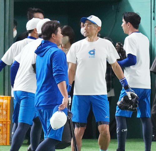 イチロー選抜対高校野球女子選抜　試合前、練習をするイチロー氏（右から2人目）と松坂氏（左から3人目）（撮影・菅敏）
