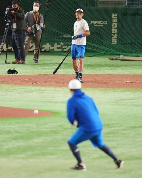 イチロー選抜対高校野球女子選抜　試合前の練習で松坂氏（手前）にノックをするイチロー氏（撮影・菅敏）