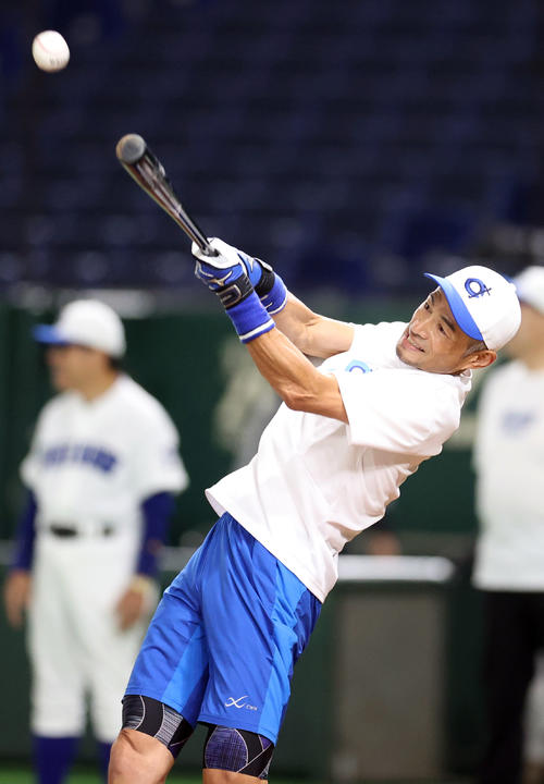 イチロー選抜対高校野球女子選抜　試合前、ノックをするイチロー氏（撮影・狩俣裕三）
