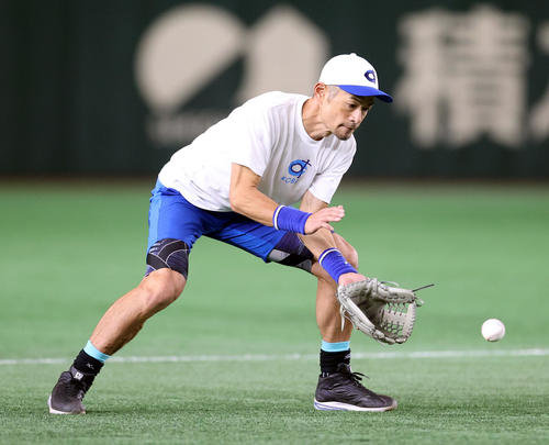 イチロー選抜対高校野球女子選抜　試合前、ノックを受けるイチロー氏（撮影・狩俣裕三）