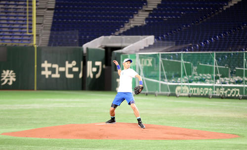 イチロー選抜対高校野球女子選抜　試合前、マウンドに立つイチロー氏（撮影・狩俣裕三）