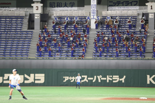 イチロー選抜対高校野球女子選抜　試合前、習志野吹奏楽部を背にノックを受けるイチロー氏（撮影・狩俣裕三）