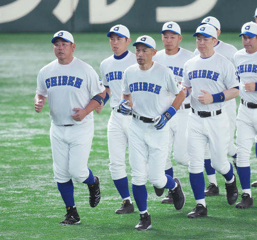 イチロー選抜対高校野球女子選抜　試合前、アップをするイチロー氏（中央）と松坂氏（左端）（撮影・菅敏）