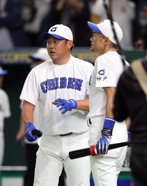 イチロー選抜対高校野球女子選抜　試合前の練習で話し合う松坂氏（左）とイチロー氏（撮影・狩俣裕三）