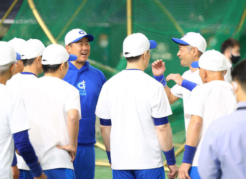 イチロー選抜対高校野球女子選抜　練習開始前にメンバーと言葉を交わす松坂氏（後方左）とイチロー氏（撮影・河田真司）