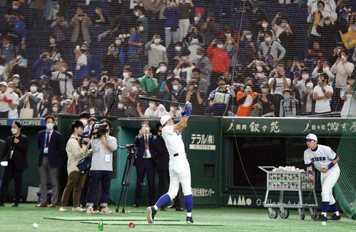イチロー選抜対高校野球女子選抜　試合前、多くのファンが見守る中、打撃練習をするイチロー氏（撮影・狩俣裕三）