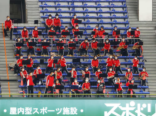 イチロー選抜対高校野球女子選抜　試合前、打撃練習するイチロー氏の球をよける東海大高輪台高吹奏楽部（撮影・河田真司）