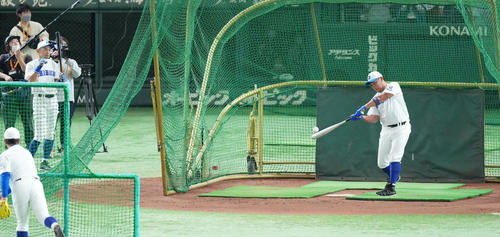 イチロー選抜対高校野球女子選抜　試合前、フリー打撃をする松坂氏。左端はイチロー氏（撮影・菅敏）