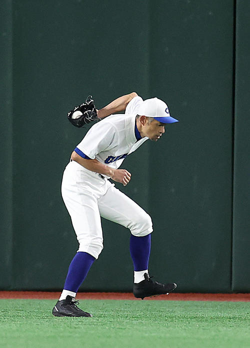 イチロー選抜対高校野球女子選抜　試合前の練習で背面キャッチを披露するイチロー氏（撮影・狩俣裕三）