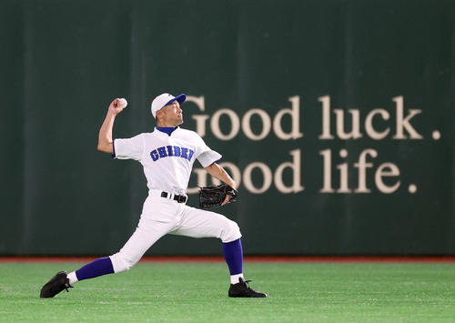 イチロー選抜対高校野球女子選抜　試合前、投球練習をするイチロー氏（撮影・狩俣裕三）