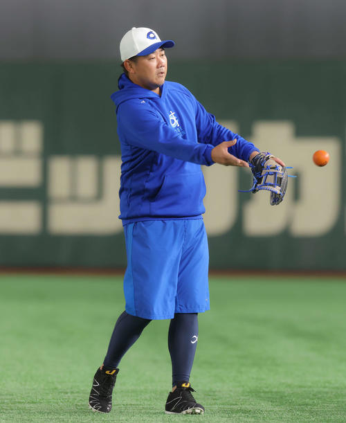 イチロー選抜対高校野球女子選抜　試合前、キャッチボールする松坂大輔氏（撮影・河田真司）