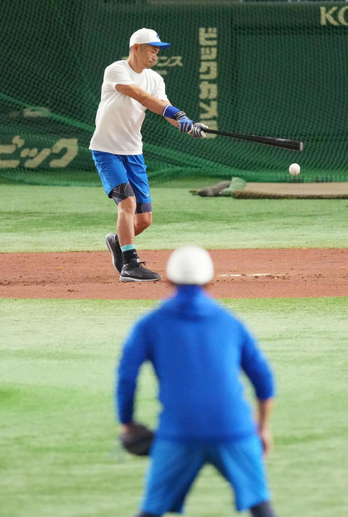 イチロー選抜対高校野球女子選抜　試合前の練習で松坂氏（手前）にノックをするイチロー氏（撮影・菅敏）