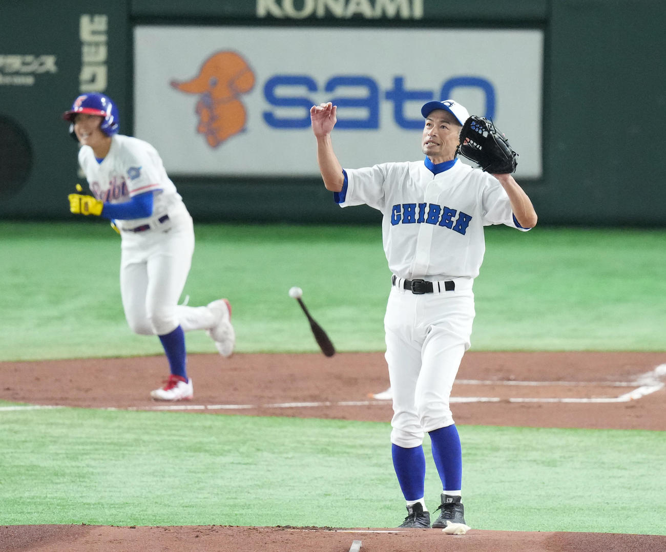イチロー選抜対高校野球女子選抜　1回表高校野球女子選抜1死一塁、森崎（左）に先制の適時三塁打を打たれるイチロー氏（撮影・菅敏）