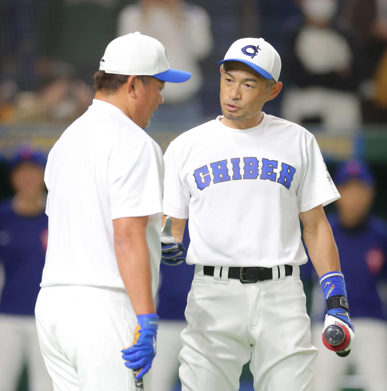 イチロー選抜対高校野球女子選抜　試合前、言葉を交わす松坂氏（左）とイチロー氏（撮影・河田真司）