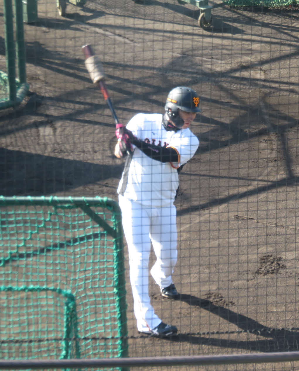 ジャイアンツ球場の秋季練習でティー打撃をする巨人丸（撮影・小早川宗一郎）