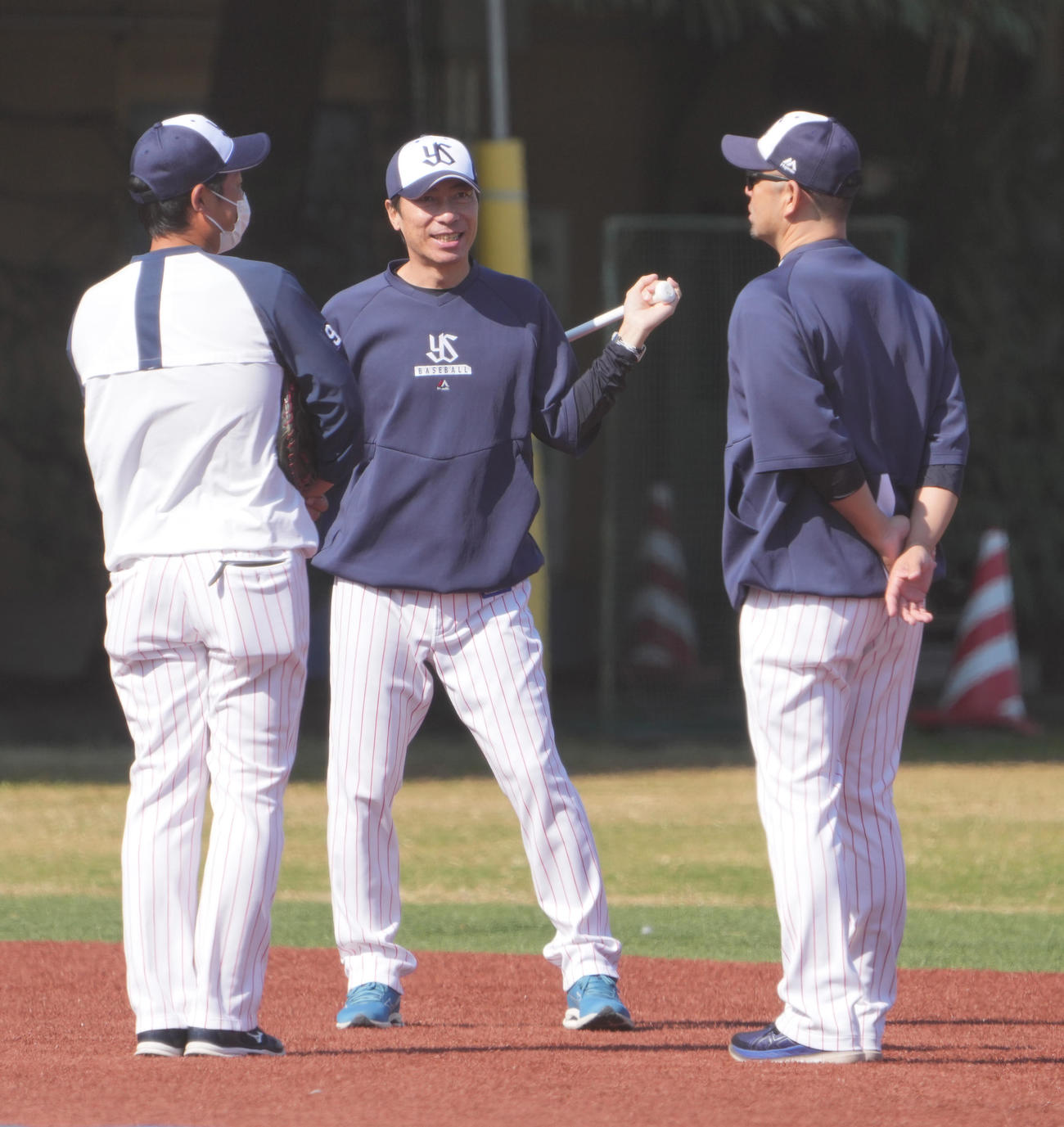 日本シリーズ終了後に秋季練習をスタートしコーチ陣と談笑するヤクルト高津監督（撮影・小沢裕）