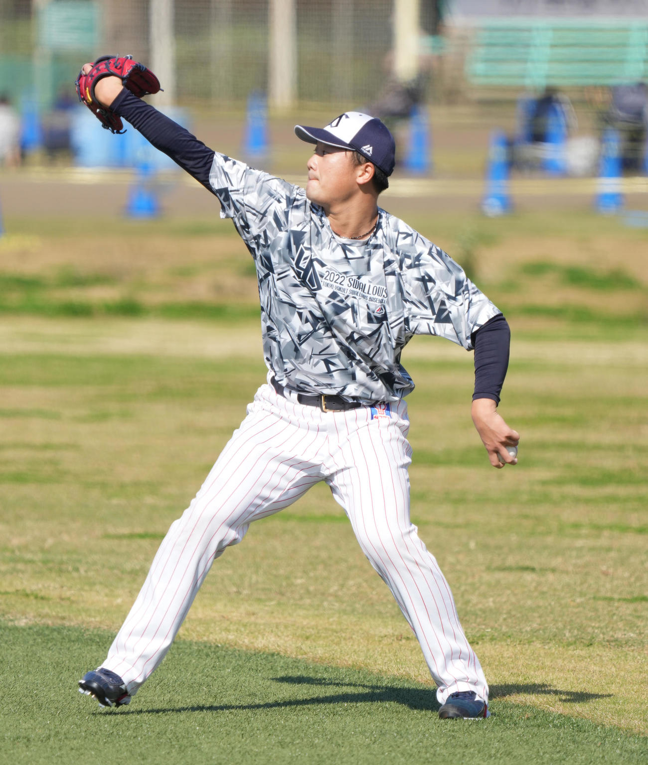 日本シリーズ終了後の秋季練習に臨むヤクルト山下（撮影・小沢裕）