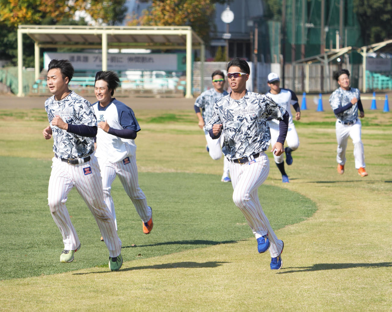 日本シリーズ終了後に秋季練習をスタートした山下（左）らヤクルト投手陣（撮影・小沢裕）