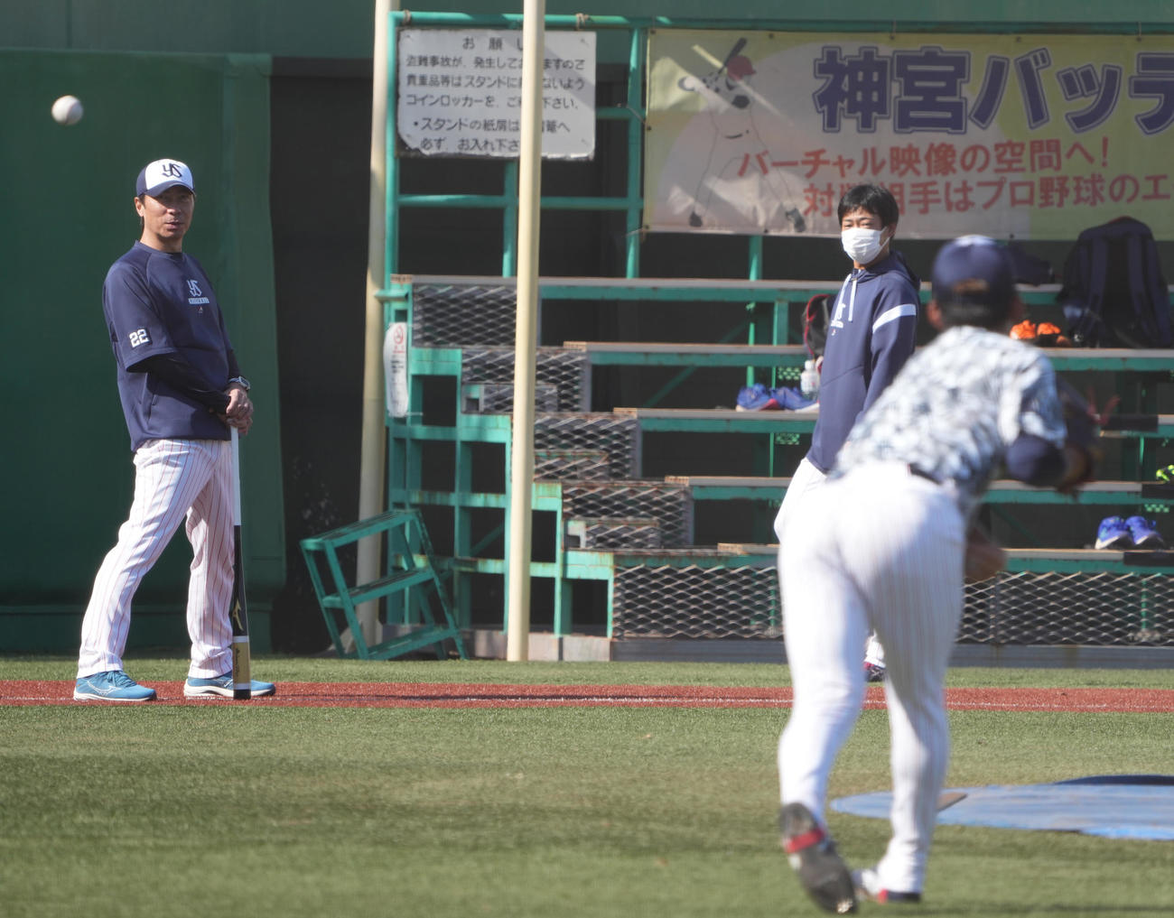 日本シリーズ終了後に秋季練習をスタートし投手陣を見守るヤクルト高津監督（左）（撮影・小沢裕）