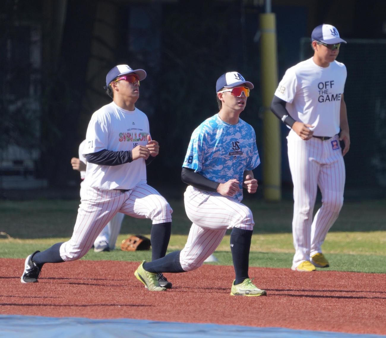日本シリーズ終了後に秋季練習をスタートした長岡（中央）らヤクルトナイン（撮影・小沢裕）