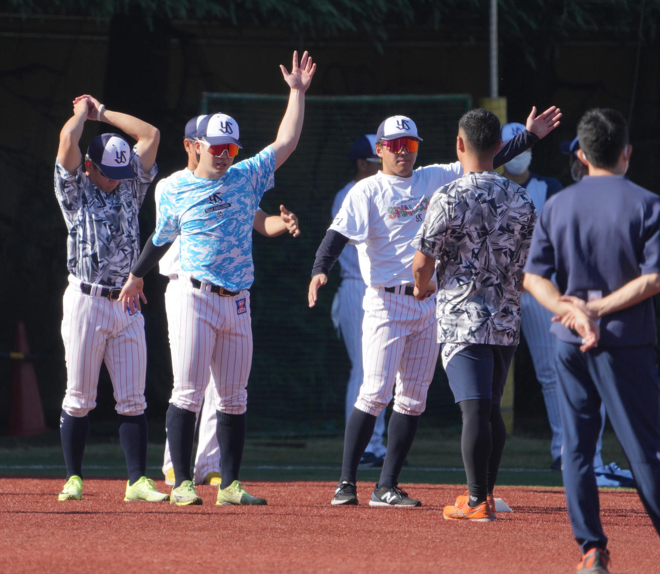 日本シリーズ終了後に秋季練習をスタートした長岡（左から2人目）らヤクルトナイン（撮影・小沢裕）