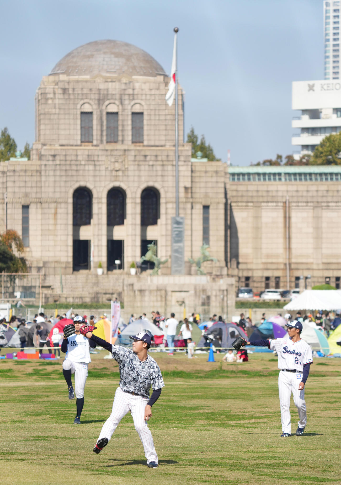 日本シリーズ終了後に秋季練習をスタートした山下（中央）らヤクルト投手陣（撮影・小沢裕）