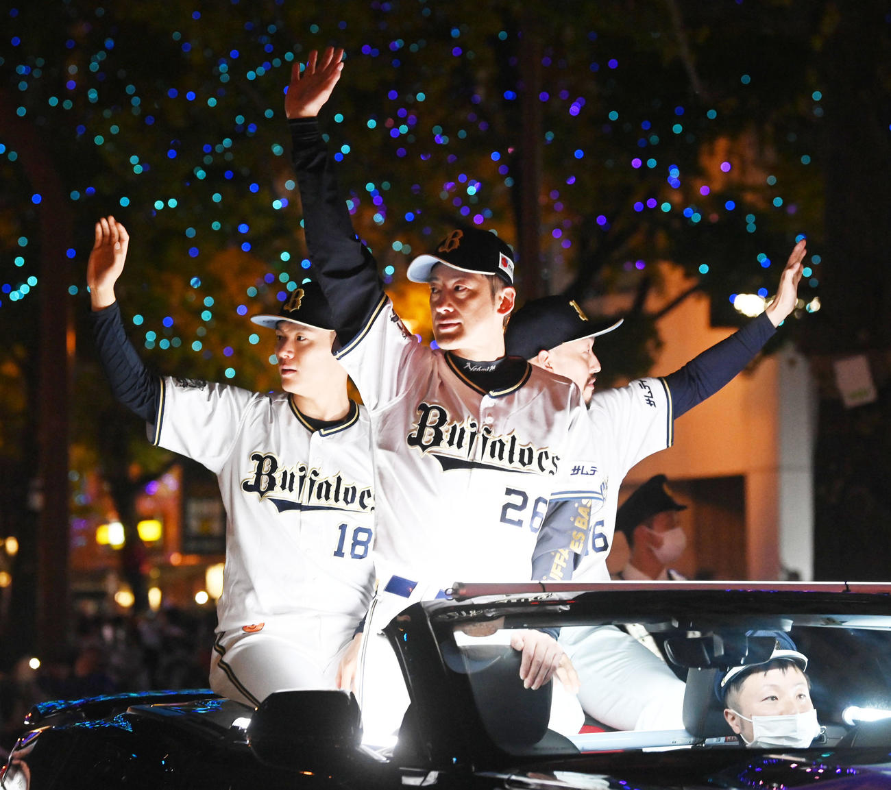 オリックス優勝パレードでファンの声援に応える（左から）山本、能見、平野佳（撮影・前岡正明）
