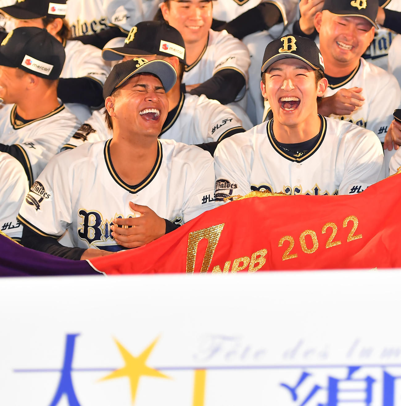 御堂筋でのオリックス優勝パレードを前にした記念撮影で談笑する宇田川（左）と山崎颯（撮影・清水貴仁）