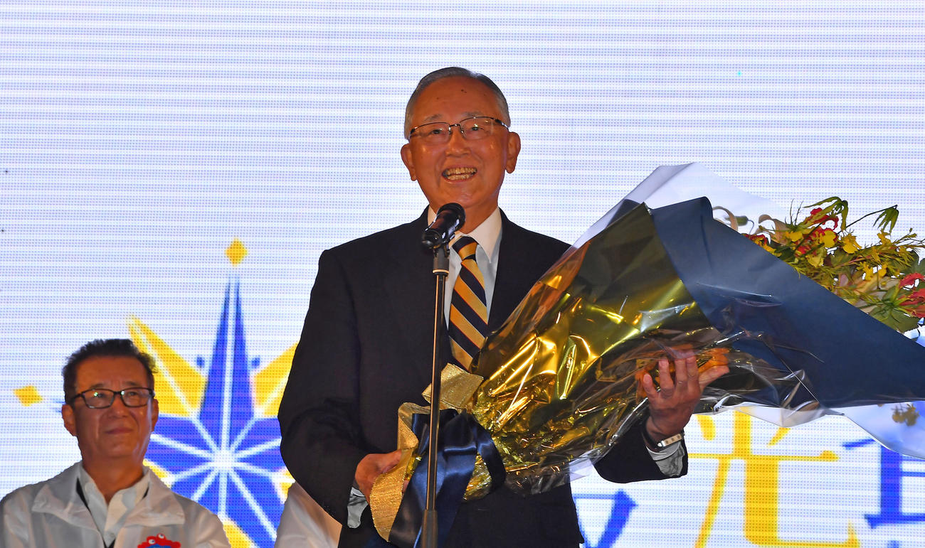 御堂筋でのオリックス優勝パレードを前にあいさつする宮内オーナー。左は松井大阪市長（撮影・清水貴仁）