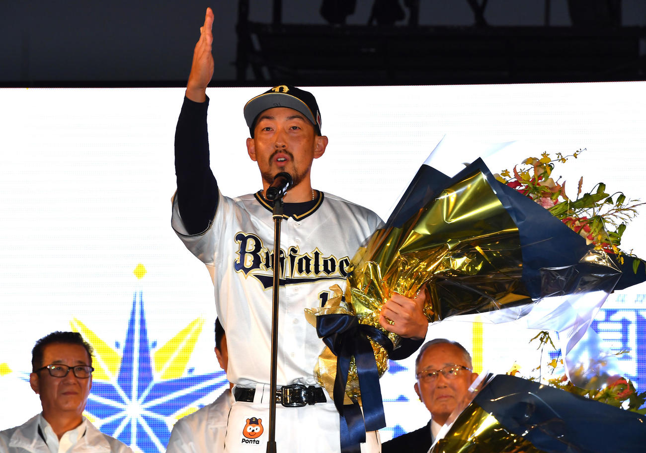 御堂筋でのオリックス優勝パレードを前にあいさつする平野佳（撮影・清水貴仁）