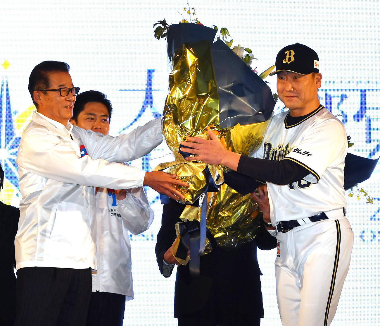 御堂筋でのオリックス優勝パレードを前に松井大阪市長（左）から花束を受け取る中嶋監督（撮影・清水貴仁）