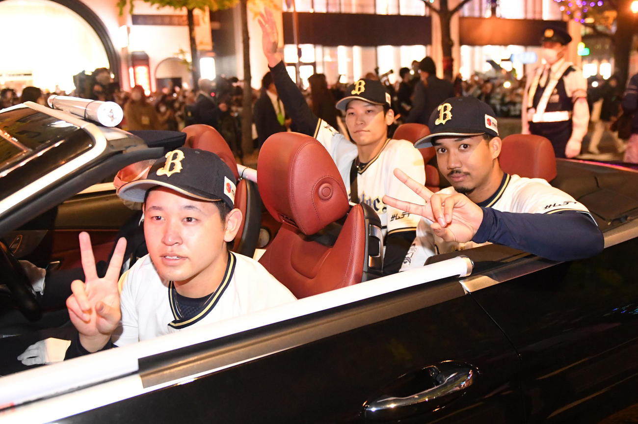 オリックス優勝パレードでファンの声援に応える（左から）宮城、中川圭、宗（撮影・前岡正明）