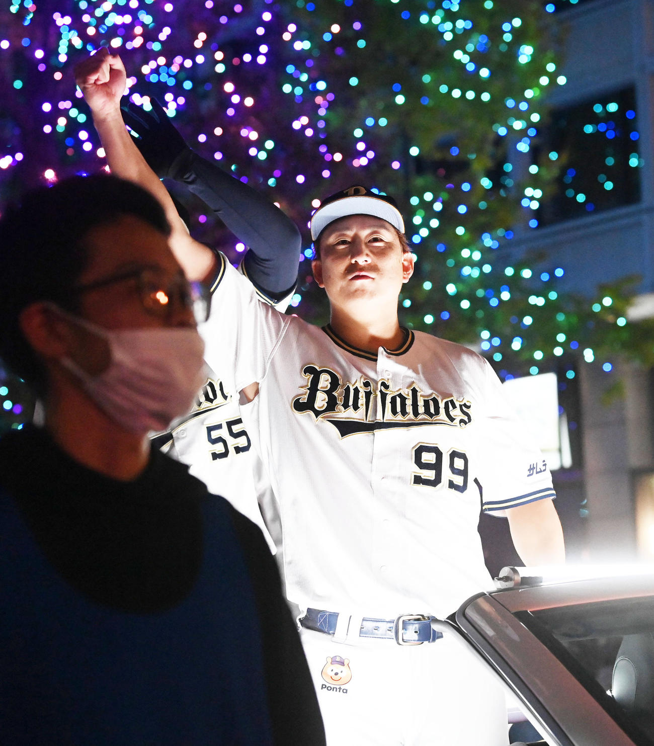 オリックス優勝パレードで昇天ポーズを決める杉本（撮影・前岡正明）