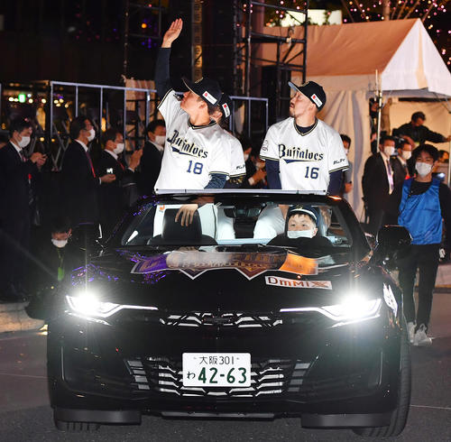 御堂筋でオリックス優勝パレードを行う山本(左)と平野佳(撮影・清水貴仁)