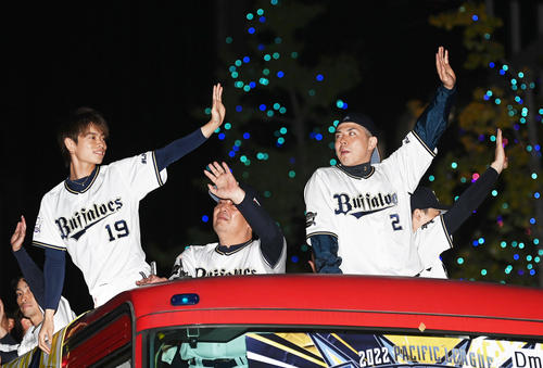 オリックス優勝パレードでファンの声援に応える(左から)山岡、水本コーチ、若月(撮影・前岡正明)