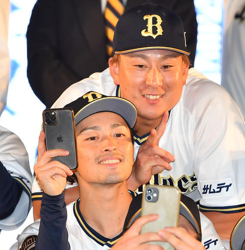 御堂筋でのオリックス優勝パレードを前したライトアップで記念撮影を行う福田(手前)、杉本(撮影・清水貴仁)