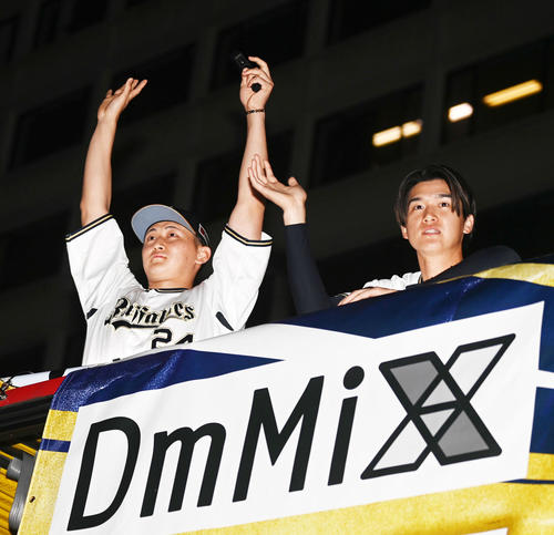 オリックス優勝パレードでファンの声援に応える紅林(左)と佐野皓(撮影・前岡正明)