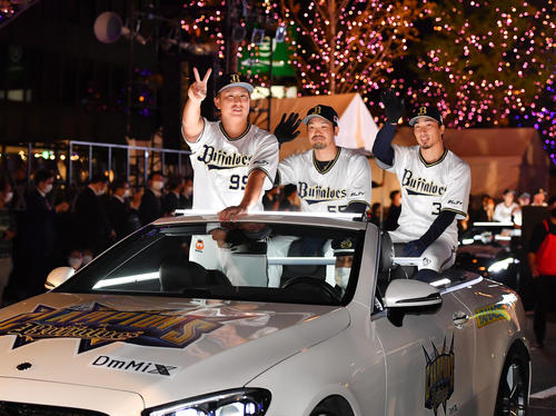 御堂筋でオリックス優勝パレードを行う選手たち、左から杉本、T-岡田、安達(撮影・清水貴仁)
