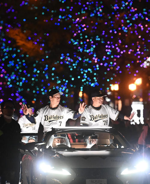 オリックス優勝パレードでファンの声援に応える吉田正(左)と中嶋監督(撮影・前岡正明)